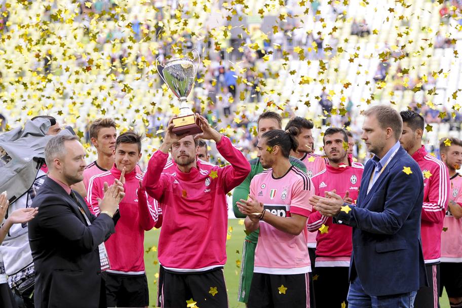 Claudio Marchisio riceve il Super Mecz, la coppa messa in palio dal Lechia Gdansk per il vincitore del match. LaPresse